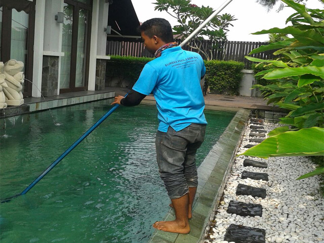 Pool Cleaning Specialist - Eureka Pools