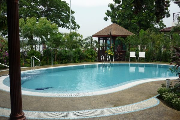 Curved Resort Type - Overflow Pool System - Eureka Pools